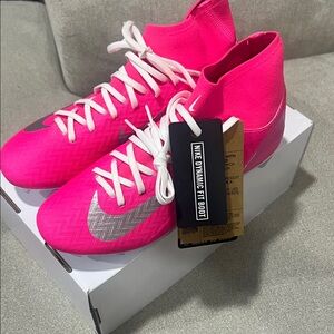 Nike HQ3271-009 Cleat Oink and silver 4.5Y or woman’s 6